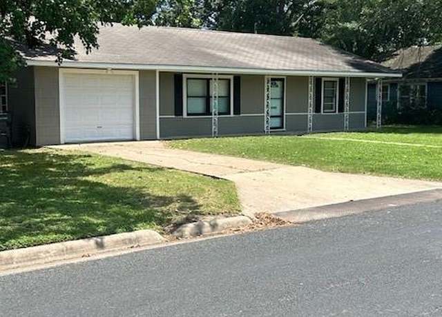 Property at 706 Avenue I, El Campo, TX 77437, 4 beds, 2 baths