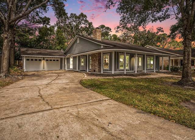 Property at 605 Kings Ct, Dickinson, TX 77539, 3 beds, 2 baths