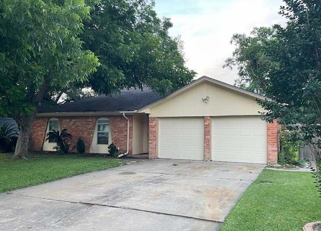 Property at 2009 Jones St, Rosenberg, TX 77471, 3 beds, 2 baths