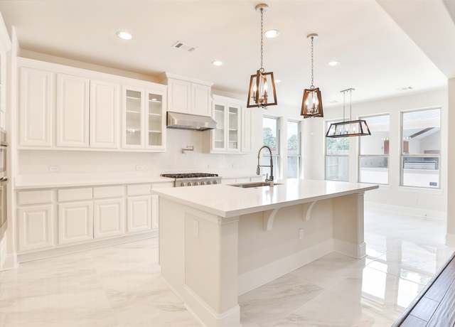Property at 10255 S Goshawk Trl, Conroe, TX 77385, 5 beds, 3.5 baths