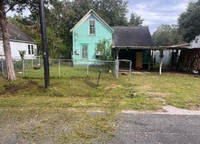 Property at 306 Lundy St, El Campo, TX 77437, 3 beds, 1 bath