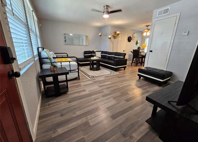 Property at 7886 Hamlet St, Houston, TX 77078, 3 beds, 2.5 baths
