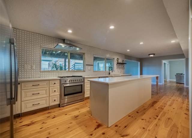 Property at 6 Bay Harbor Dr, La Porte, TX 77571, 3 beds, 2.5 baths