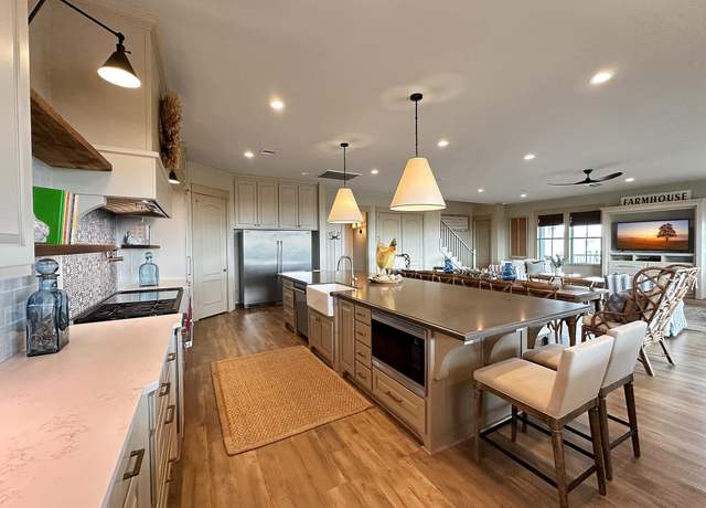 Property at 189 Ocean Shores Dr, Crystal Beach, TX 77650, 5 beds, 4 baths