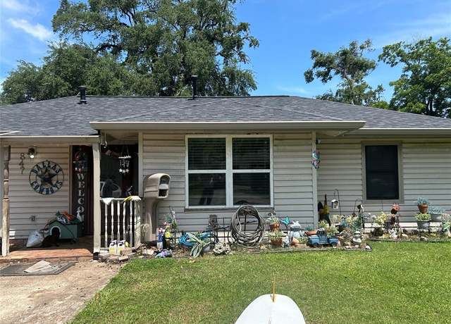 Property at 847 Magnolia St, Lake Jackson, TX 77566, 4 beds, 2 baths