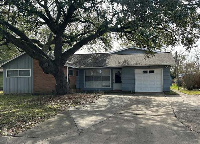 Property at 104 Palm Ln, Lake Jackson, TX 77566, 4 beds, 2.5 baths