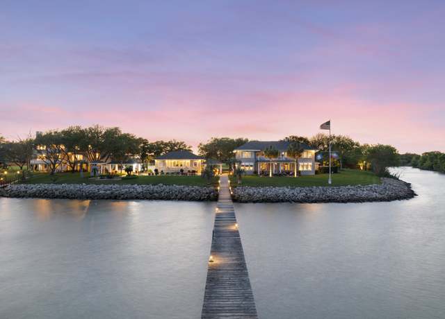Property at 102 S R St, La Porte, TX 77571, 5 beds, 5.5 baths