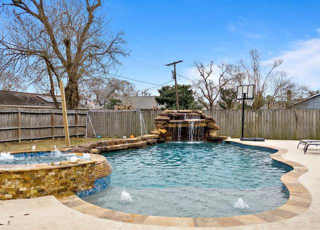 Property at 218 Englewood Dr, League City, TX 77573, 3 beds, 2 baths