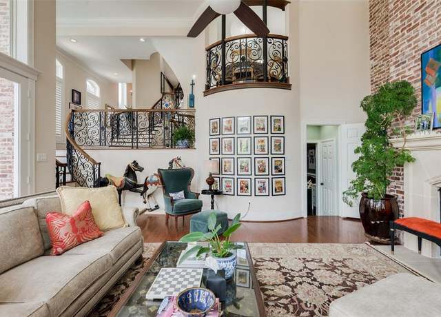 Property at 215 E 4th St, Houston, TX 77007, 3 beds, 4 baths