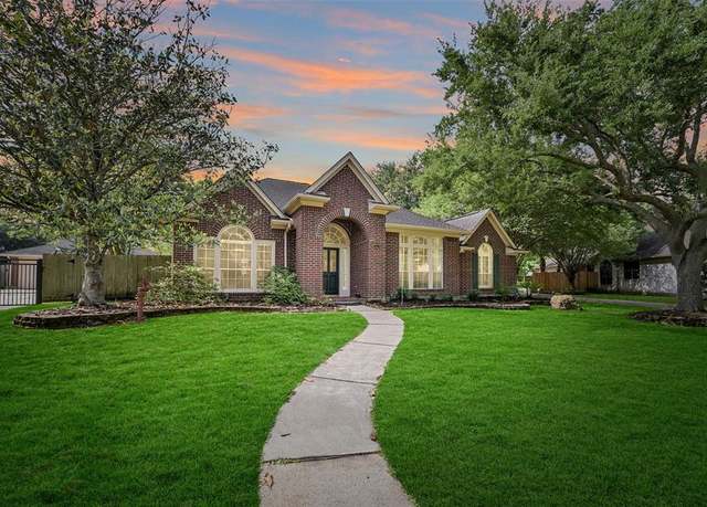 Property at 1411 Buttonwood Dr, Friendswood, TX 77546, 4 beds, 3.5 baths