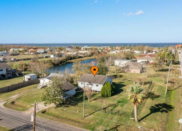 Property at 2704 Avenue D, San Leon, TX 77539, 2 beds, 1.5 baths