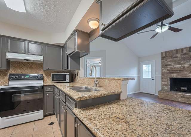 Property at 17210 Glenoaks Dr, Conroe, TX 77385, 4 beds, 3 baths