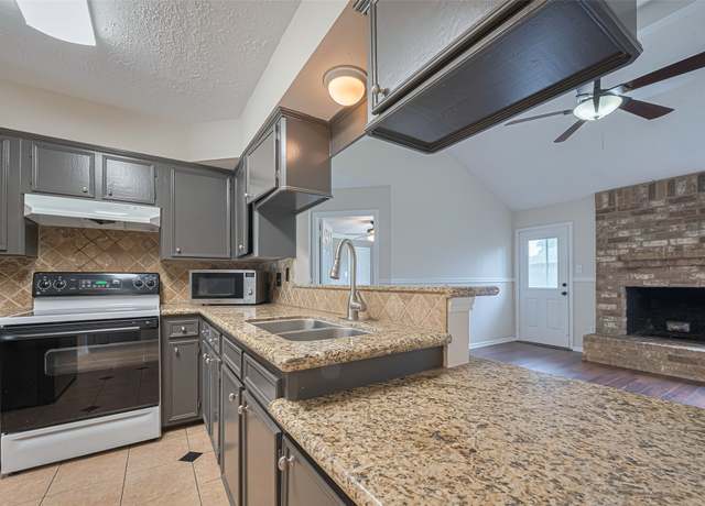 Property at 17210 Glenoaks Dr, Conroe, TX 77385, 4 beds, 3 baths