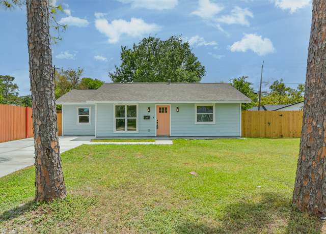 Property at 242 Birch St, Lake Jackson, TX 77566, 3 beds, 1 bath