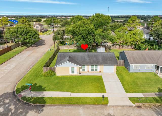 Property at 1034 W Brompton Dr, Pearland, TX 77584, 3 beds, 1.5 baths