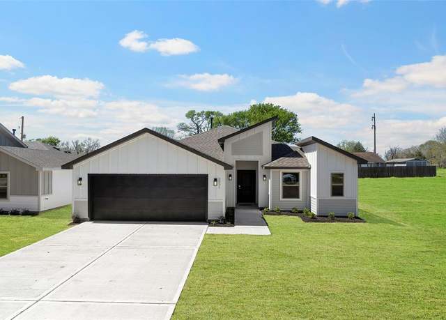 Property at 2835 14th St, Hempstead, TX 77445, 3 beds, 2.5 baths