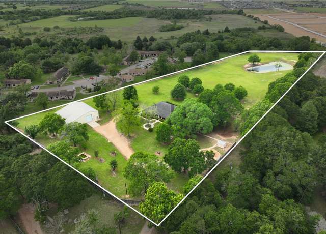 Property at 324 Howard St, Sealy, TX 77474, 3 beds, 2.5 baths