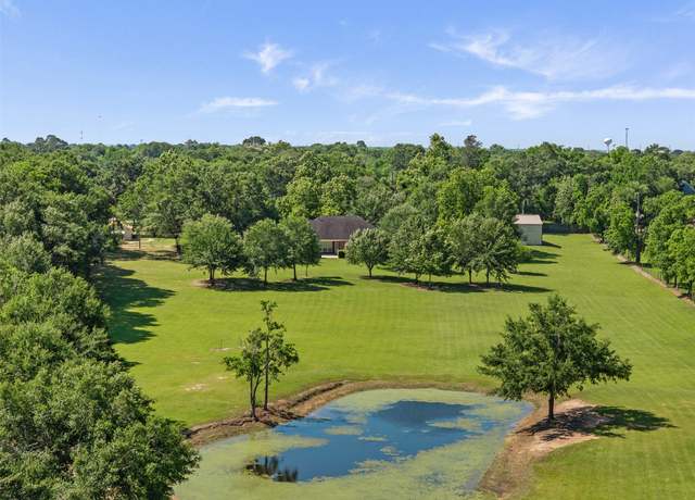 Property at 324 Howard St, Sealy, TX 77474, 3 beds, 2.5 baths