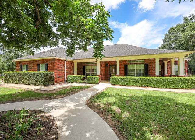 Property at 324 Howard St, Sealy, TX 77474, 3 beds, 2.5 baths