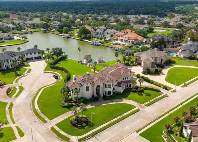 Property at 1303 Lakeway Dr, Seabrook, TX 77586, 4 beds, 5 baths