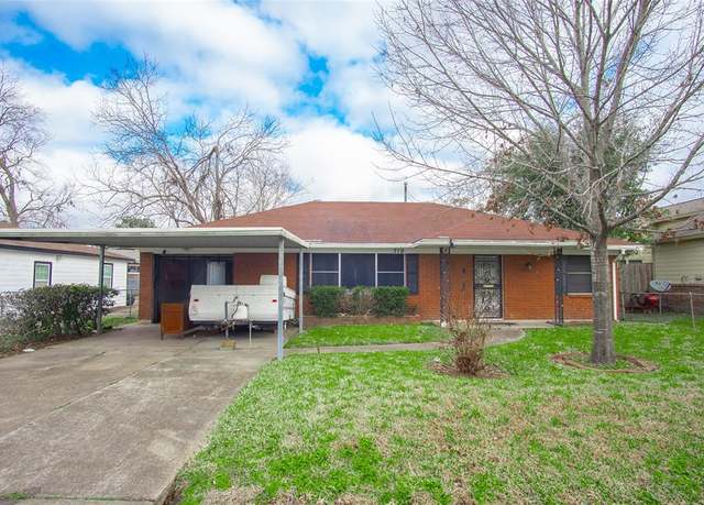 Property at 719 E 40th 1/2 St, Houston, TX 77022, 3 beds, 2 baths
