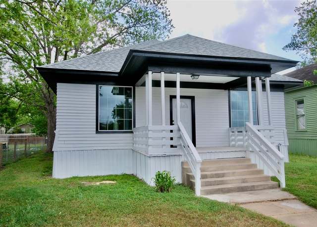 Property at 215 E Gonzales St, Yoakum, TX 77995, 2 beds, 1 bath