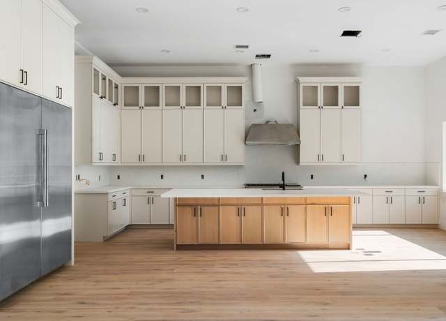 Property at 6536 Community Dr, West University Place, TX 77005, 4 beds, 5 baths