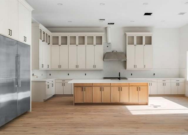 Property at 6536 Community Dr, West University Place, TX 77005, 4 beds, 5 baths