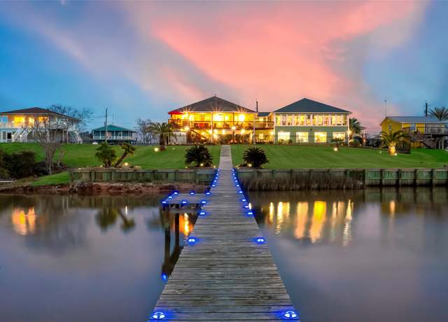 Property at 792 W Bayshore Dr, Palacios, TX 77465, 4 beds, 3.5 baths