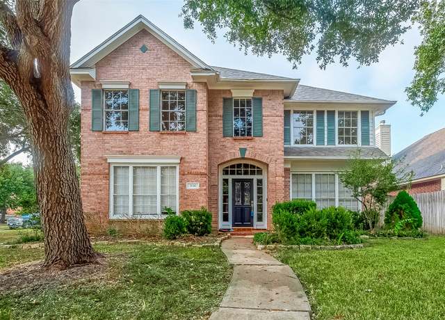 Property at 7130 Glenwood Dr, Sugar Land, TX 77479, 4 beds, 2.5 baths