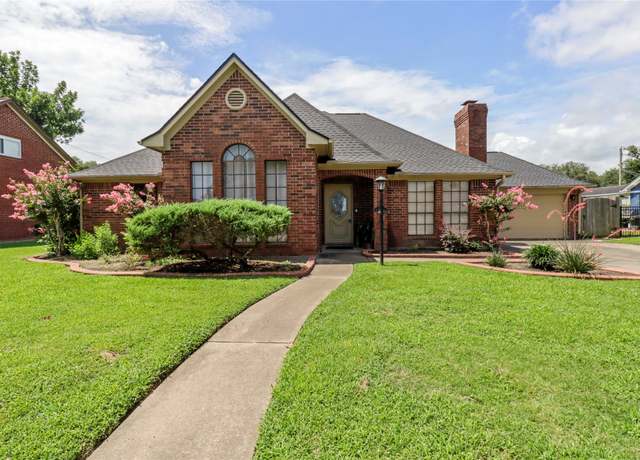 Property at 37 N Erik Dr, Angleton, TX 77515, 3 beds, 2 baths