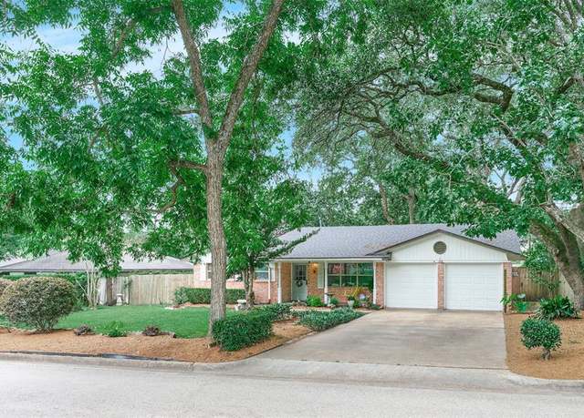 Property at 1103 Hillcrest Dr, Conroe, TX 77301, 3 beds, 2 baths