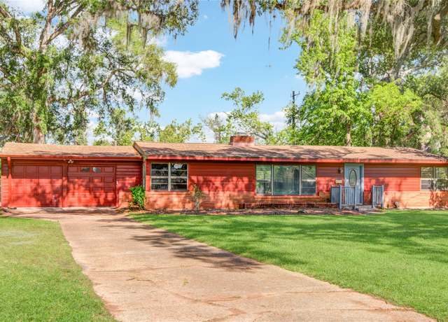 Property at 306 Oak Dr, Lake Jackson, TX 77566, 4 beds, 2.5 baths