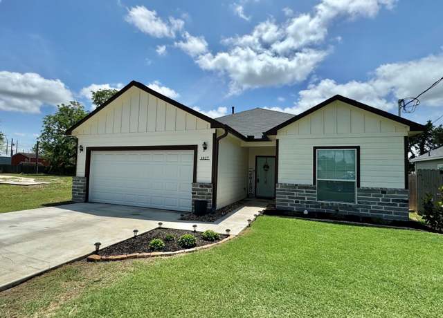 Property at 1027 Wallace St, Columbus, TX 78934, 3 beds, 2 baths