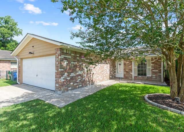 Property at 200 Austin St, Angleton, TX 77515, 3 beds, 2 baths