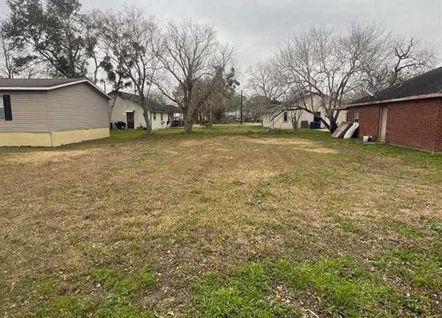 Property at 524 Clay St, Eagle Lake, TX 77434