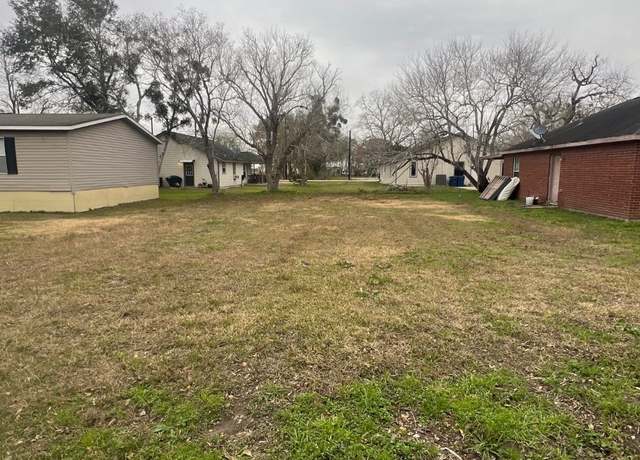 Property at 524 Clay St, Eagle Lake, TX 77434