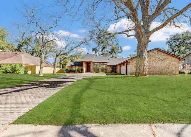 Property at 310 Live Oak Ln, Lake Jackson, TX 77566, 3 beds, 3.5 baths