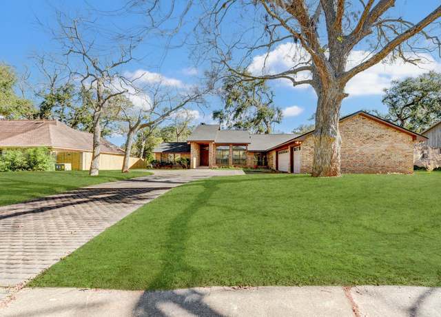 Property at 310 Live Oak Ln, Lake Jackson, TX 77566, 3 beds, 3.5 baths