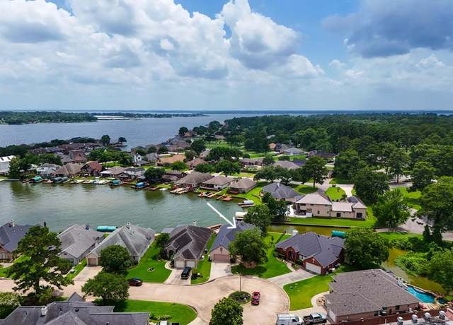 Property at 13685 Lakeside Place Dr, Willis, TX 77318, 4 beds, 2.5 baths