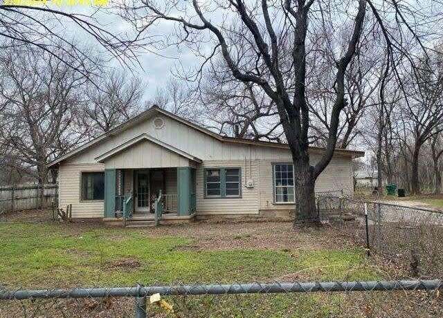 Property at 304 N Buffalo St, Chico, TX 76431, 3 beds, 1 bath