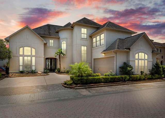 Property at 4 Mariners Ln, Kemah, TX 77565, 4 beds, 3.5 baths
