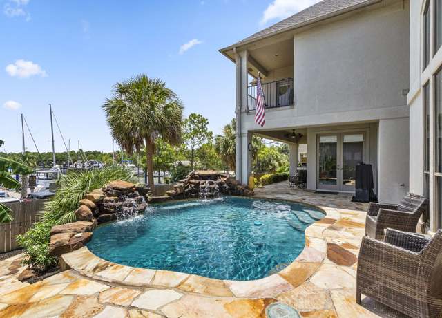 Property at 4 Mariners Ln, Kemah, TX 77565, 4 beds, 3.5 baths