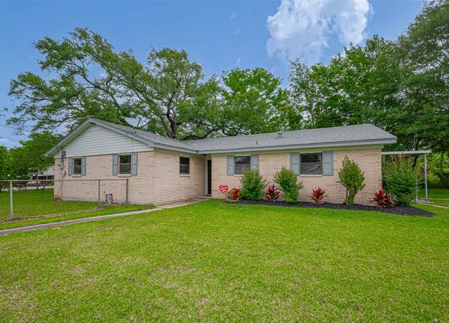 Property at 111 N 11th St, Highlands, TX 77562, 4 beds, 1.5 baths
