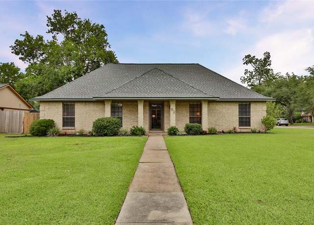 Property at 52 Bayberry Ct, Lake Jackson, TX 77566, 3 beds, 2 baths