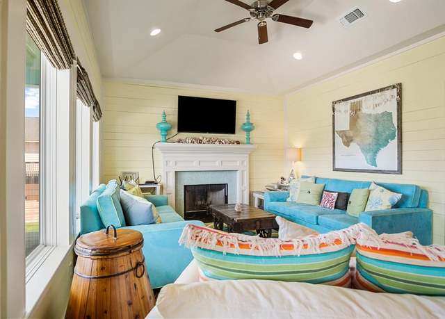 Property at 122 Ocean View Dr, Crystal Beach, TX 77650, 3 beds, 2 baths