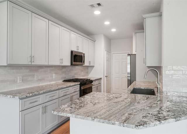 Property at 10 Fairlee Ct, The Woodlands, TX 77354, 3 beds, 2.5 baths