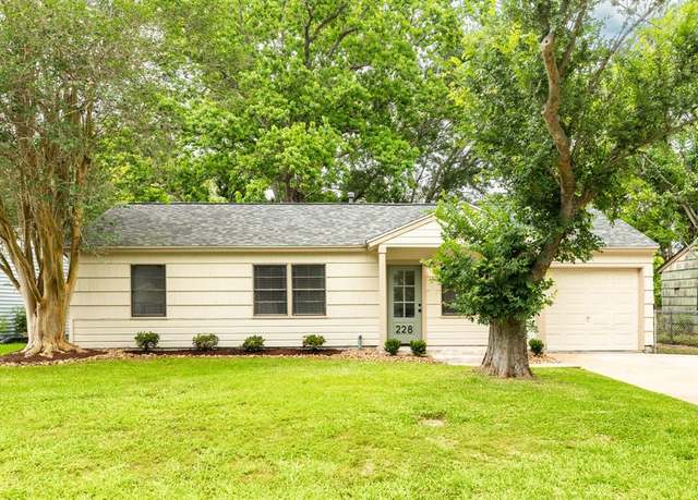 Property at 228 Laurel St, Lake Jackson, TX 77566, 3 beds, 1 bath