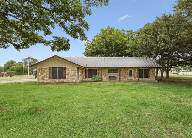 Property at 307 Us Highway 87 W, Stockdale, TX 78160, 3 beds, 2 baths