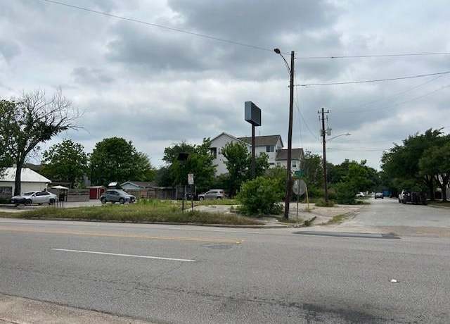 Property at 202 W 27th St, Houston, TX 77008